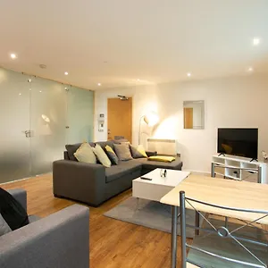 Spacious 2 Bed Apt W Parking, Close To Centre Apartment Nottingham